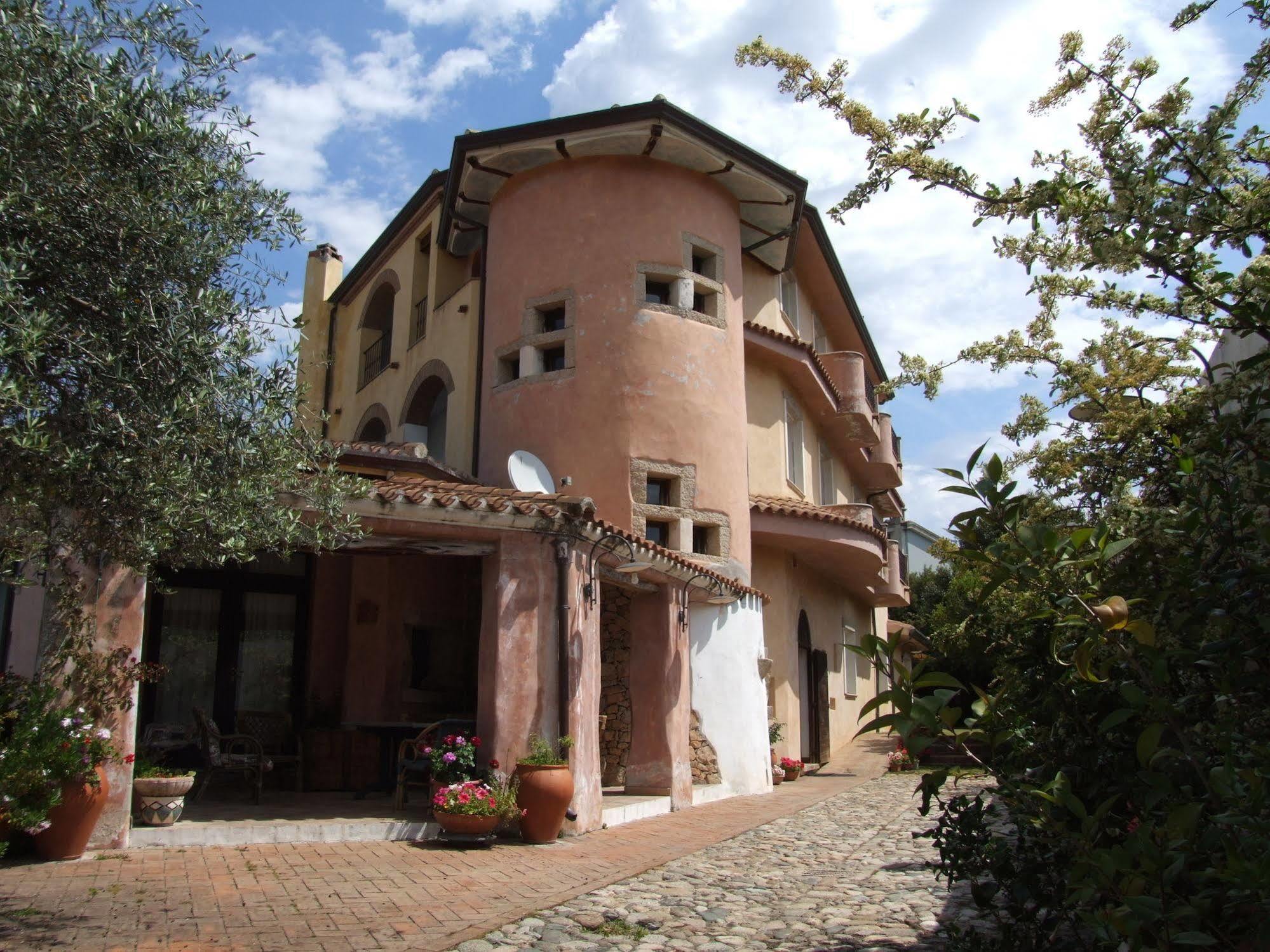 Locanda Tipica Sa Corte Oliena Exterior foto